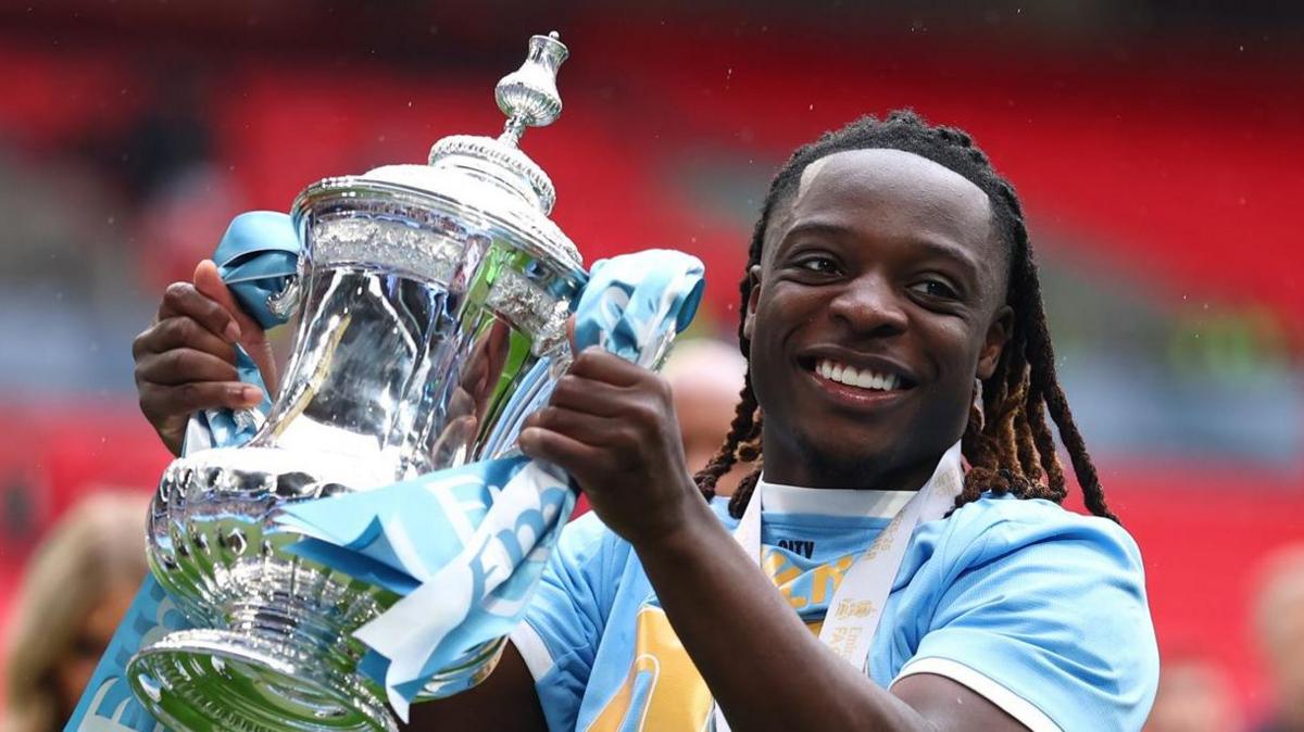 曼城转会动态：杰里米·杜库签署新合同，尼科·冈萨雷斯希望留队